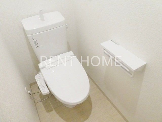 トイレ　温水洗浄機能付便座完備です。