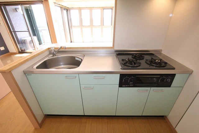 キッチン　対面キッチン３口コンロ付【前回募集時画像のため現況優先】