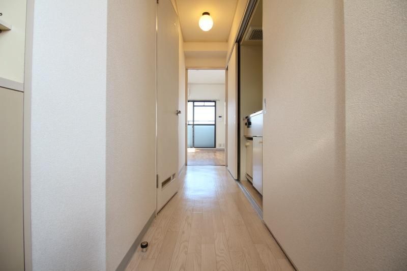 玄関　圧迫感の少ない明るい玄関です☆