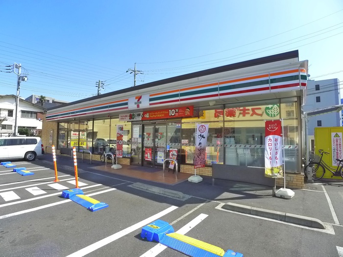 コンビニ　セブンイレブン（コンビニ）まで323m