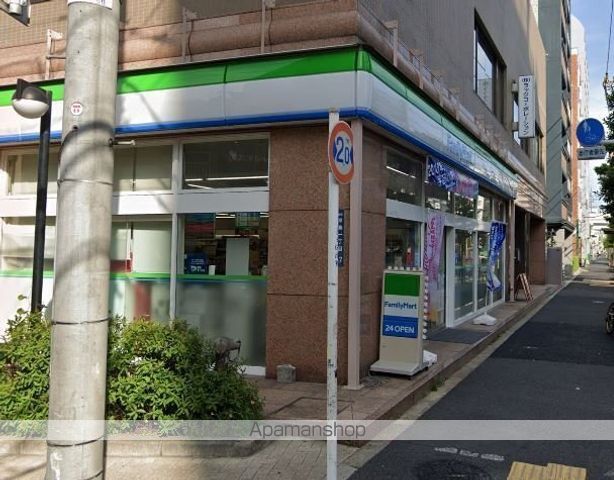 コンビニ　ファミリーマート（コンビニ）まで109m