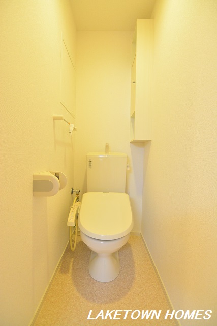トイレ　側部に収納がある、温水洗浄便座付のトイレです。
