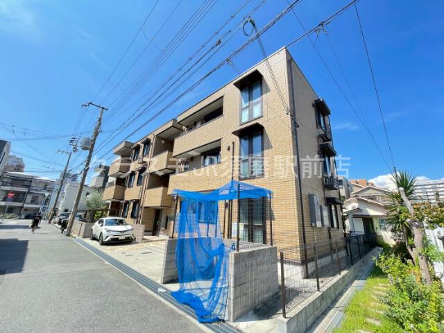 建物外観　平成３０年８月築の軽量鉄骨の建物です。