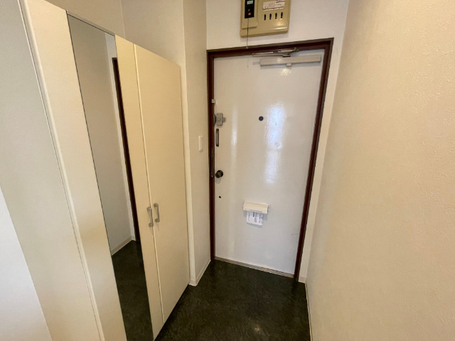 玄関　８階のお部屋になります。