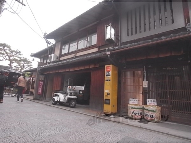 京都市東山区金園町のアパートの建物外観
