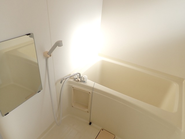 バス・シャワールーム　清潔感のある浴室です