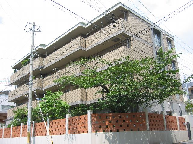 建物外観　鉄筋コンクリート造りのしっかりした建物です