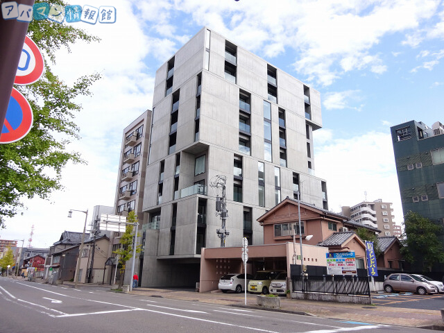 新潟市中央区一番堀通町のマンションの建物外観