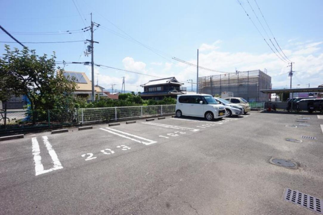 【伊予市下吾川のアパートの駐車場】