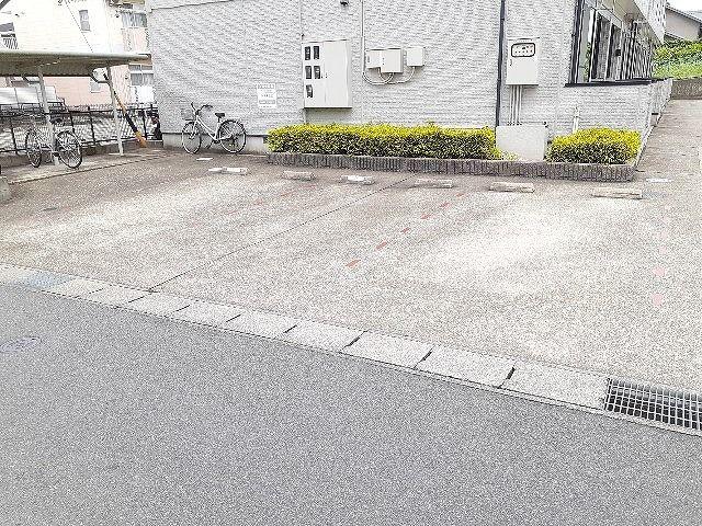 【あま市金岩のアパートの駐車場】