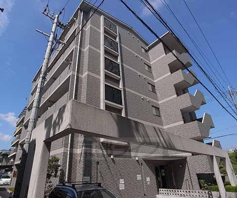 【京都市西京区松室吾田神町のマンションの建物外観】