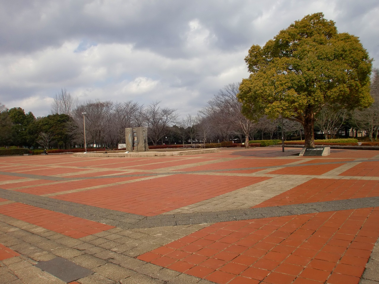 【ガーデンFUJI2棟の公園】