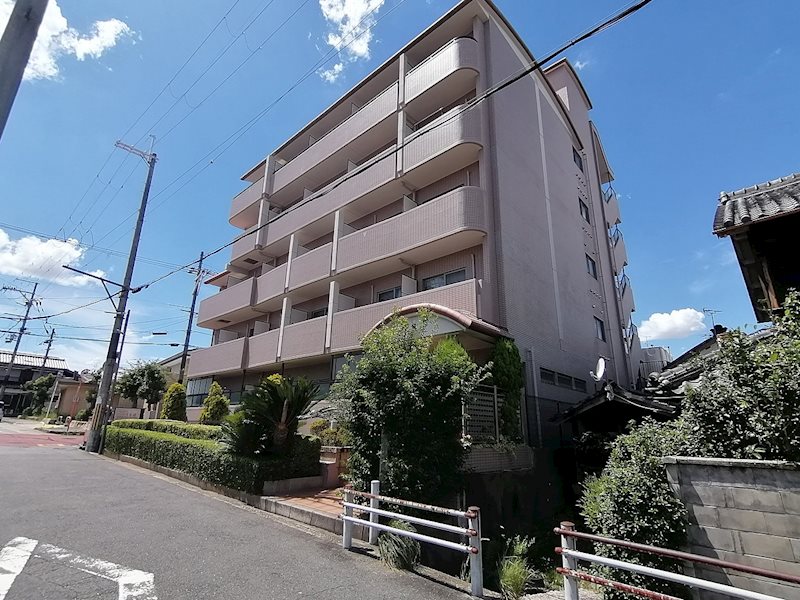 京田辺市田辺久戸のマンションの建物外観