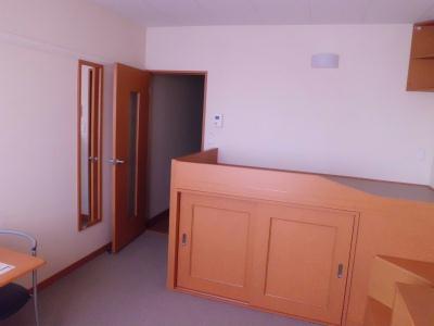 居室・リビング　収納付のベッド。丈夫です。