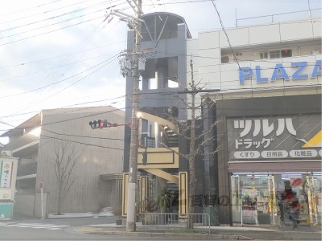 京都市右京区花園伊町のマンションの建物外観