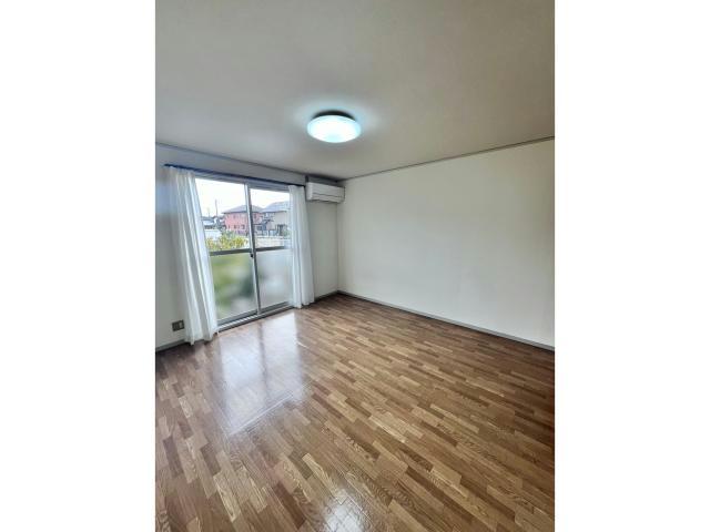 居室・リビング　単身様おすすめ8畳洋室です