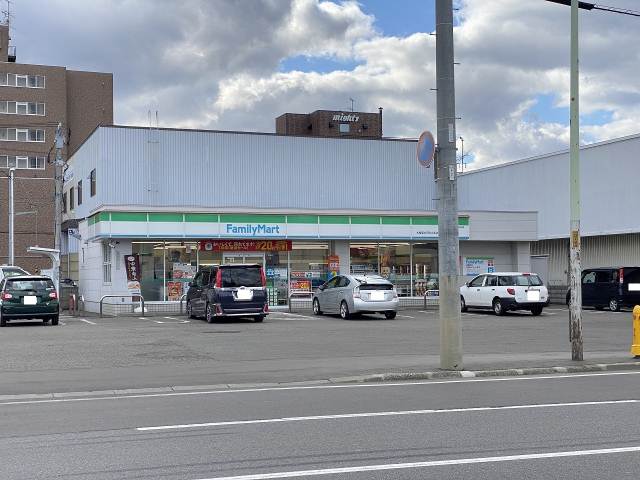 コンビニ　ファミリーマート札幌菊水元町２条店（コンビニ）まで672m