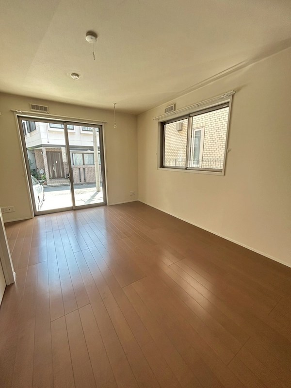 居室・リビング　10帖超えの開放感。家具もゆったり置けます。