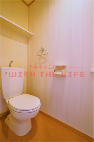 トイレ　落ち着いた色調のトイレです