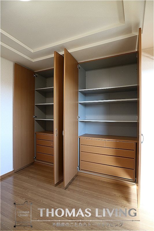 収納　大容量のクローゼット。小棚があるのも嬉しいですね。