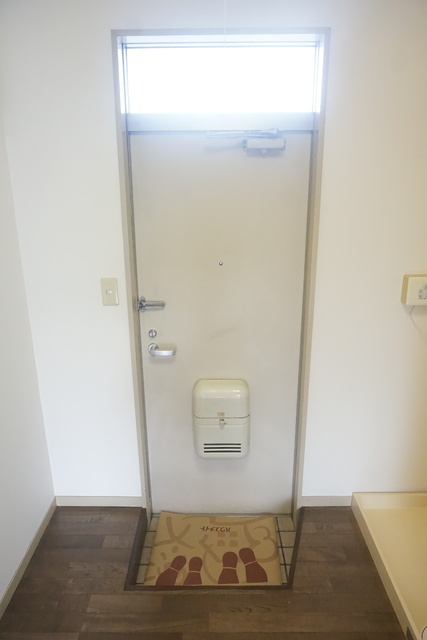 玄関　窓のある玄関です