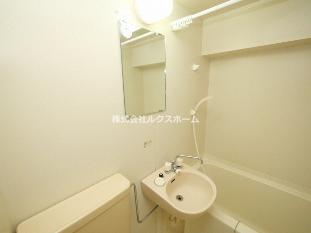 洗面設備　明るい洗面所です