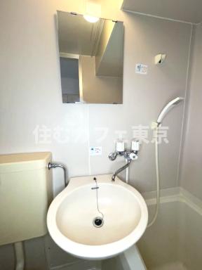 洗面設備　上部に鏡のある洗面台です