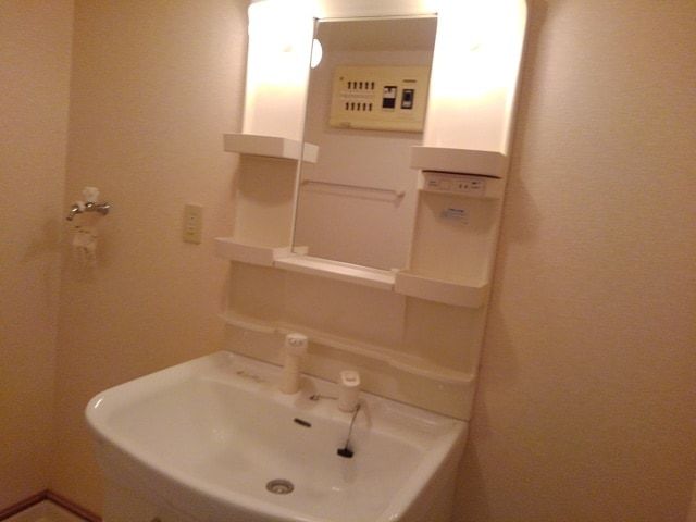 洗面設備　気軽に髪が洗える洗面台つき