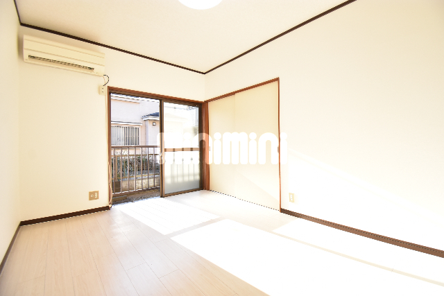 居室・リビング　日当たり良好な明るい居室