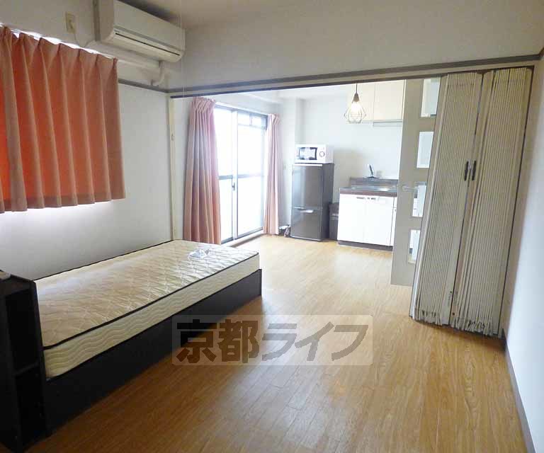 居室・リビング　家具付きのお部屋です。