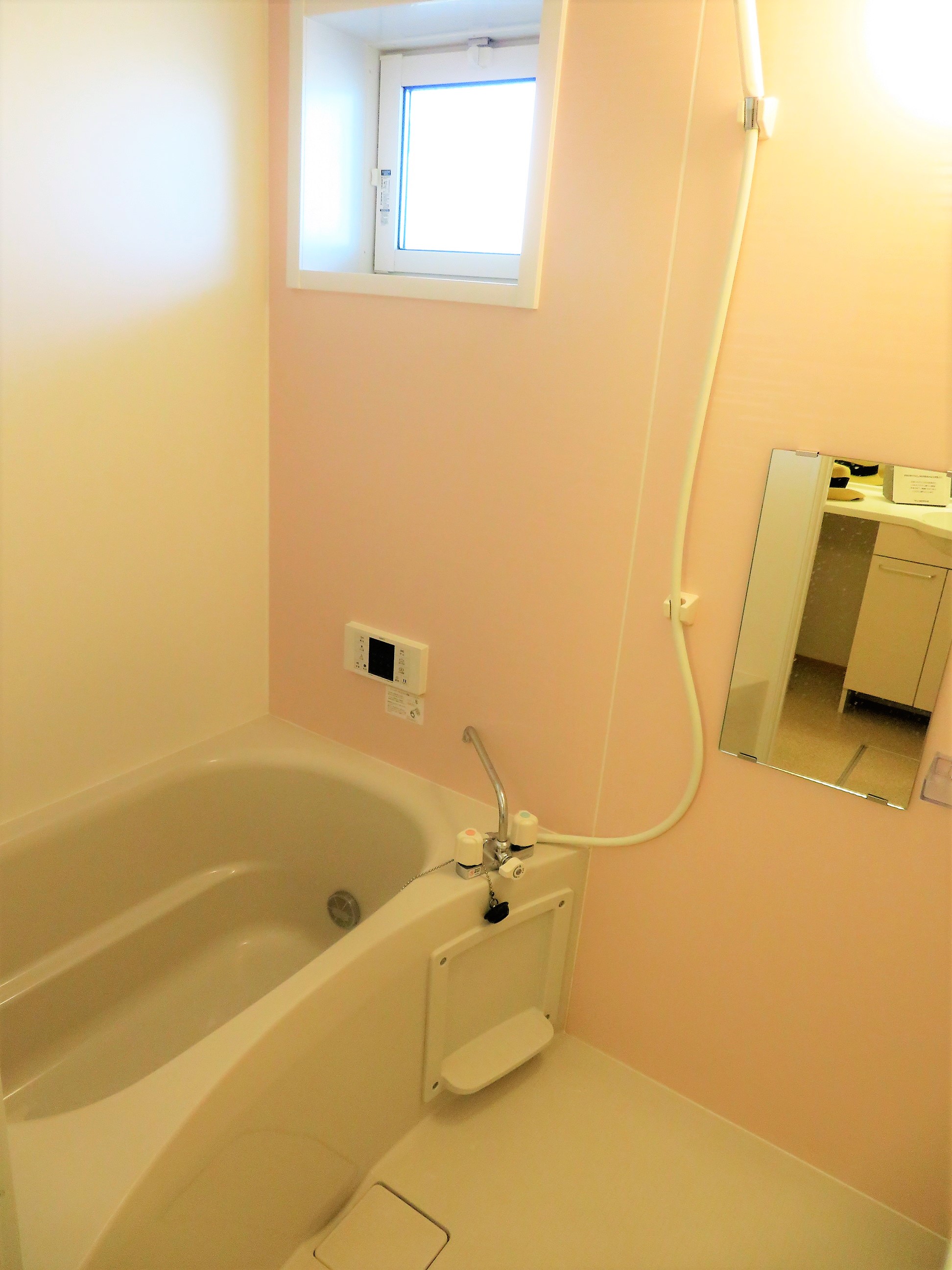 バス・シャワールーム　追い焚き機能付きお風呂です！窓付き。