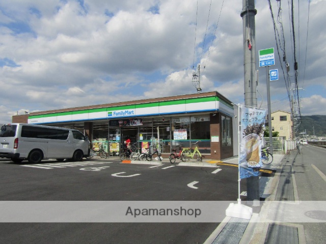 コンビニ　ファミリーマート（コンビニ）まで318m