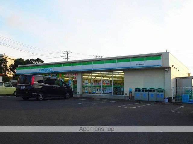 コンビニ　ファミリーマート（コンビニ）まで1100m