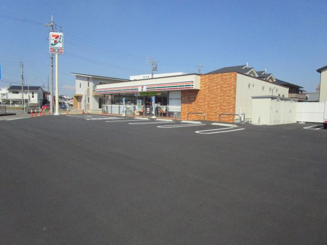 コンビニ　セブンイレブン（コンビニ）まで550m