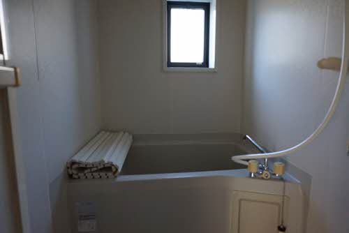 バス・シャワールーム　お風呂には便利な窓が付いています☆
