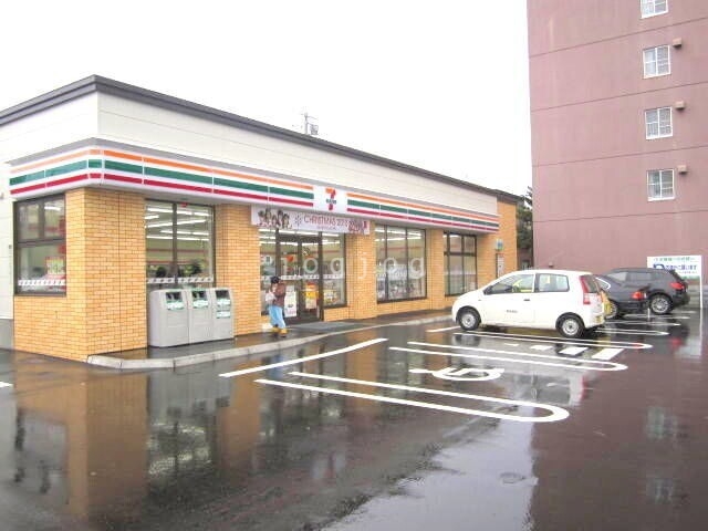 コンビニ　セブンイレブン札幌平岸3条店（コンビニ）まで104m