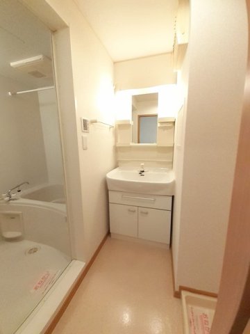 洗面設備　使いやすい洗面所です