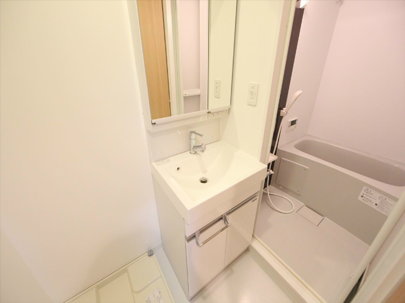 洗面設備　脱衣所　独立洗面台（シャンプードレッサー付）収納スペース有