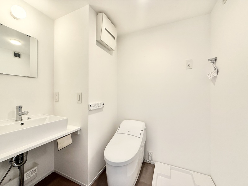 トイレ　白基調で清潔感のある空間