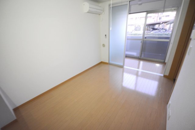 居室・リビング　エアコン付きで快適に過ごせます♪