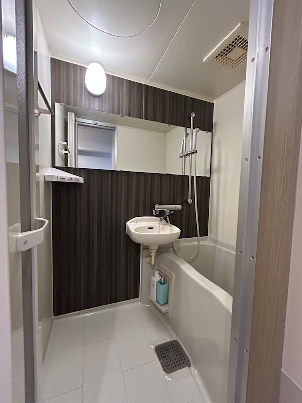 バス・シャワールーム　※同建物の別のお部屋の写真です。