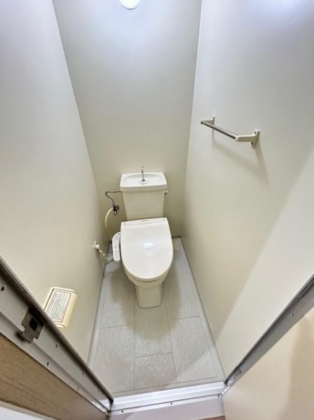 トイレ　※同建物の別のお部屋の写真です。