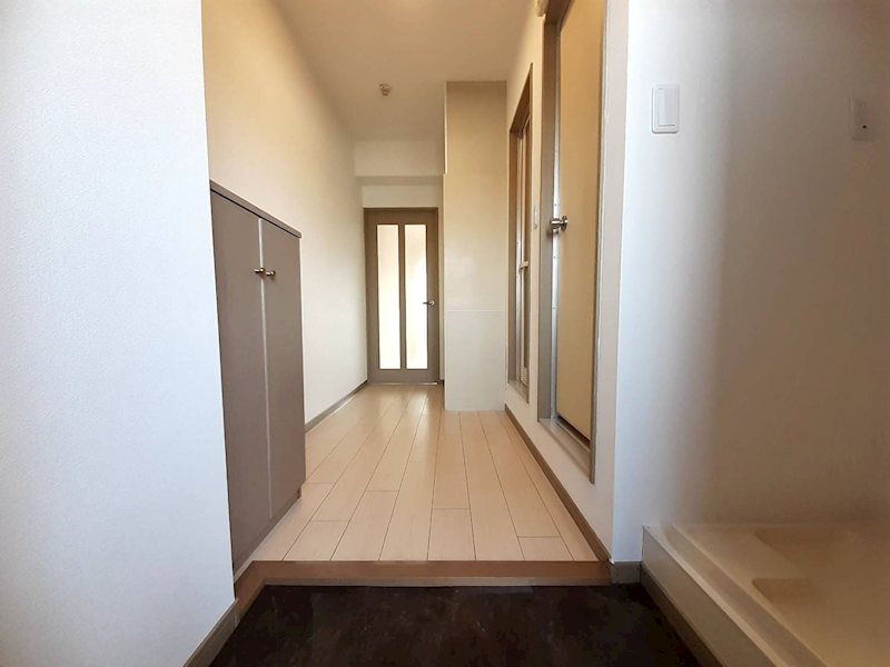 玄関　※同建物の別のお部屋の写真です。