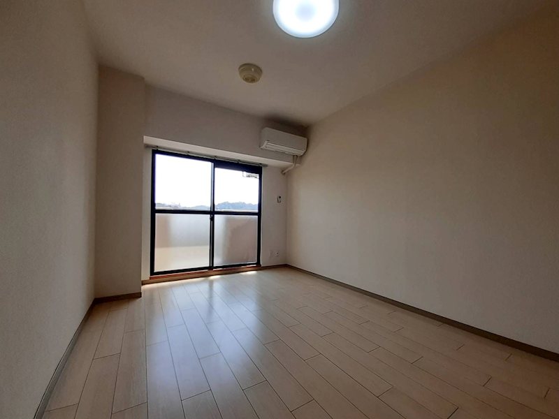 居室・リビング　※同建物の別のお部屋の写真です。