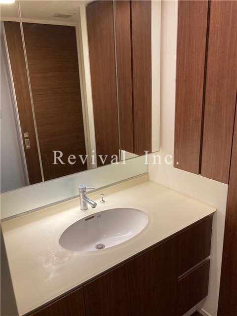 洗面設備　毎日の身だしなみチェックに欠かせない