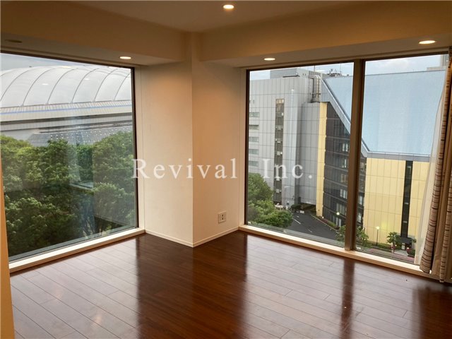 居室・リビング　床暖房付きのリビング空間でございます