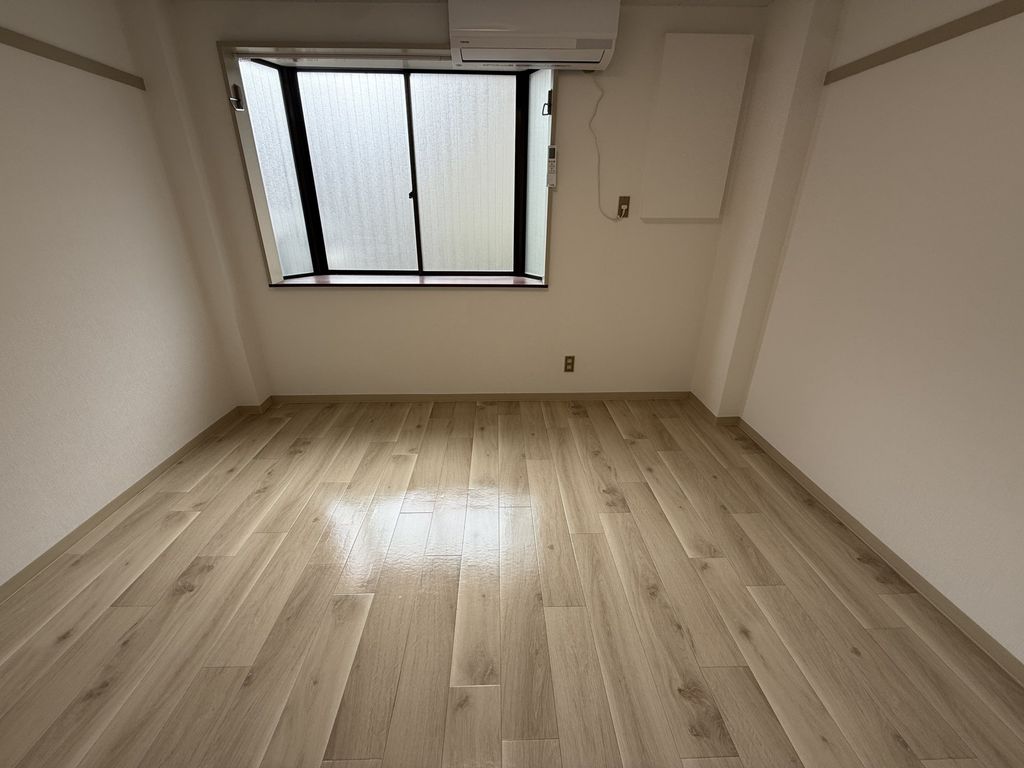 居室・リビング　出窓付きの明るいお部屋です