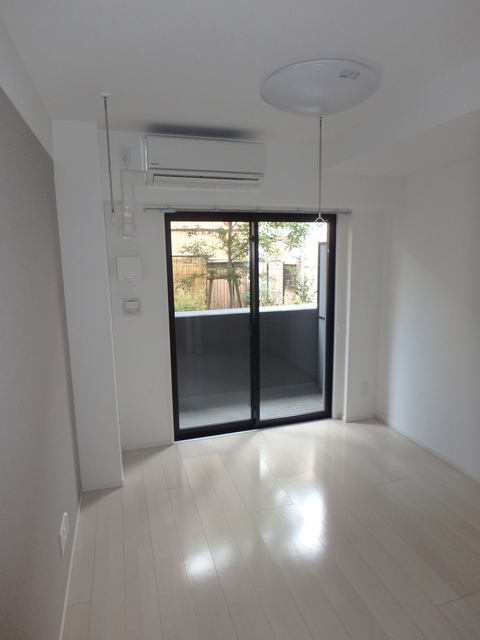 居室・リビング　ピッカピカのフローリング。