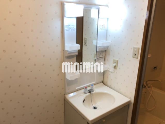 洗面設備　小棚付きの洗面台です