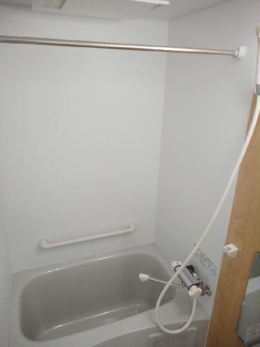 バス・シャワールーム　鏡＆手摺付き♪